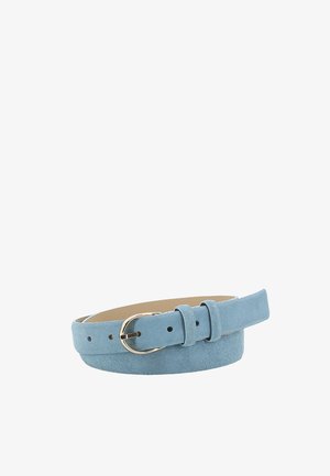 Hellblauer Wildledergürtel mit goldener ovaler Schnalle, fünf Einstelllöchern und zwei Gürtelschlaufen, aufgerollt zur Präsentation auf weißem Hintergrund.