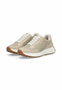Chaussures de sport beige avec une tige en mesh texturé, des accents en daim, des lacets blancs et une semelle extérieure en caoutchouc avec un motif pour la traction.