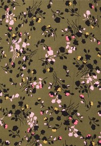 Tecido verde oliva com um padrão floral apresentando flores pretas, rosas e amarelas. A textura parece lisa e ligeiramente estriada.