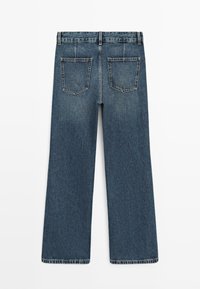 Niebieskie dżinsy o prostych nogawkach, pokazane od tyłu, z dwoma tylnymi kieszeniami i szlufkami na pasek na talii.