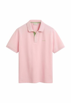 Helles rosa Polo-Shirt mit grünem Kragen und kurzen Ärmeln. Verfügt über ein kleines Logo im Bereich der linken Brust. Hergestellt aus weichem Stoff.