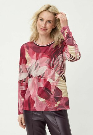 Langarmoberteil mit einem mehrfarbigen Blumenmuster in Rottönen und Pink, mit einem kontrastierenden gestreiften Ausschnitt und legerer Passform.