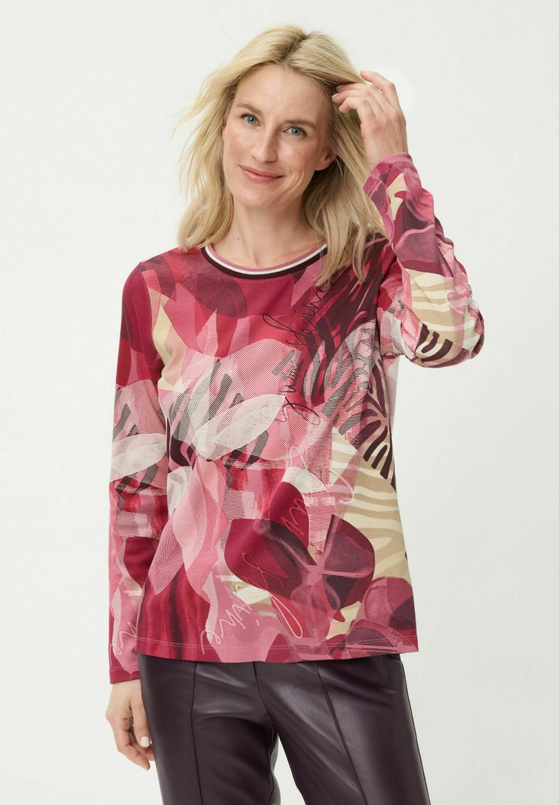 Top met lange mouwen met een meerkleurig bloemenpatroon in tinten rood en roze, met een contrasterende gestreepte halslijn en een losse pasvorm.