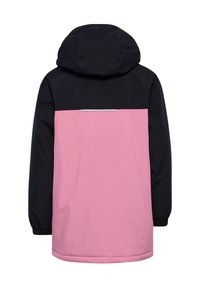Kapuzenshirt mit einem schwarzen Oberteil und einem pinken Unterteil, ausgestattet mit elastischen Bündchen und einem reflektierenden Detail in der Nähe der Schultern.