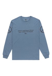 Camiseta de manga larga azul de algodón. Presenta un estampado de texto negro y un símbolo de paz en la manga izquierda. Diseño clásico de cuello redondo.
