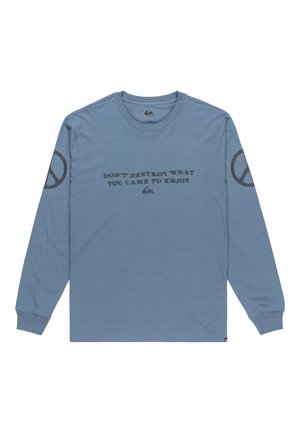 Dlouhý rukáv modrého trička z bavlny. Na levém rukávu se nachází černý text a symbol míru. Klasický design s kulatým výstřihem.