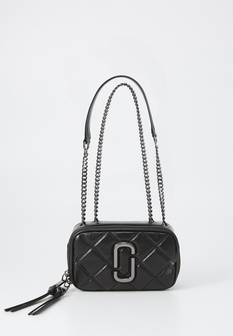 Bolsa de ombro em couro preto acolchoado com formato retangular, alça com corrente e um logótipo metálico. Apresenta fecho em zíper e detalhes em franja.