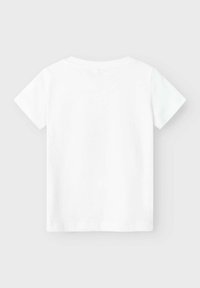 Camiseta blanca de manga corta con cuello redondo, hecha de algodón suave. Textura lisa, diseño simple, sin patrones ni acentos visibles.