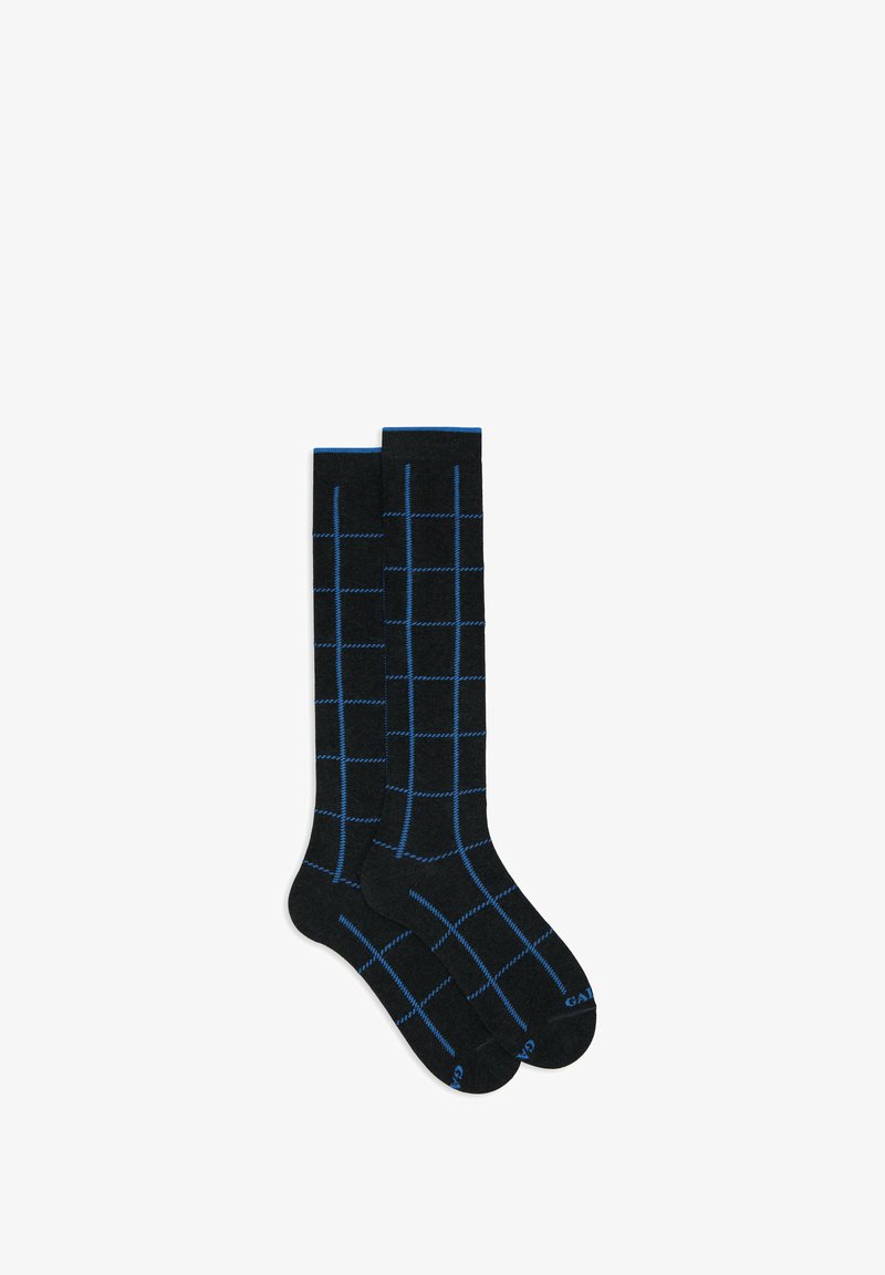 Schwarze knielange Socken mit einem blauen Karomuster. Hergestellt aus weichem Material mit verstärkten Zehen und Fersen für Langlebigkeit.