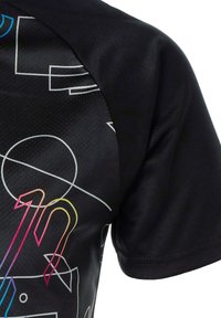 Svart atletisk t-shirt med färgglada geometriska mönster i rosa, blått och gult. Tillverkad av texturerat tyg med kort ärm design.