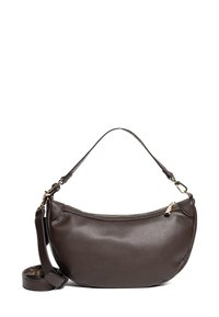 Bolso de hombro de cuero marrón con forma curva, cierre de cremallera y correa ajustable. Presenta herrajes en tono dorado y un acabado texturizado.
