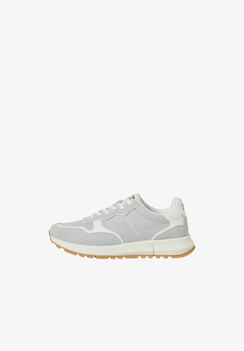 Sneaker basse en gris clair et blanc avec des lacets blancs, une semelle en gomme et le branding « Jack & Jones » sur le côté et la languette du talon.