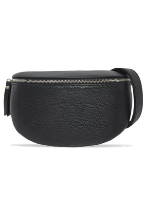Sac en cuir noir de forme arrondie, avec une surface texturée, une fermeture éclair sur le dessus et une seule sangle réglable sur un côté.
