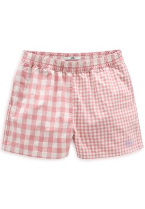Różowo-białe szorty w kratę gingham z elastycznym pasem, z większym wzorem kraty na lewej nogawce i mniejszym na prawej.