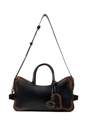 Sac à main en cuir noir avec bords marron foncé, poignées supérieures, sangle d'épaule réglable et étiquette de bagage attachée.