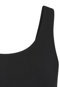 Sujeción deportiva negra con un escote amplio y redondeado y tirantes gruesos. Fabricada en tejido elástico, presenta costuras planas para mayor comodidad.