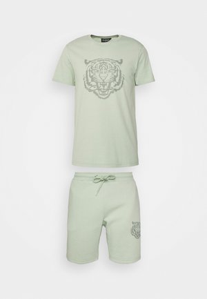 TONAL FURY TEE SHORT SET - Shorts - washed green