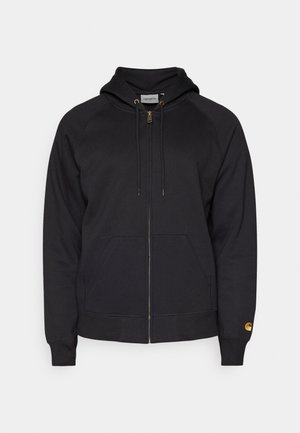 Hoodie zippé noir avec une capuche, des poches avant et des poignets côtelés. Présente une fermeture éclair dorée et un logo sur la manche gauche. Fabriqué en tissu doux.
