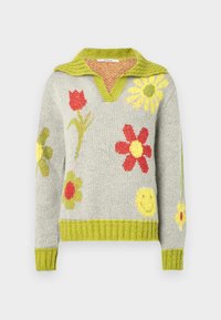 Pulover tricotat în gri deschis cu guler și tiv din rib verde. Prezintă modele florale colorate în roșu, galben și verde pe toată suprafața țesăturii.