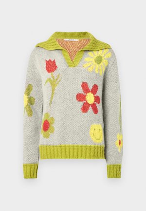 Gestrickter Pullover in Hellgrau mit grünem, geripptem Kragen und Saum. Verziert mit bunten Blumenmustern in Rot, Gelb und Grün auf dem Stoff.