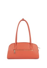 Sac à main en cuir orange texturé avec de longues poignées doubles et une poche zippée horizontale à l'avant avec un curseur de fermeture éclair doré.