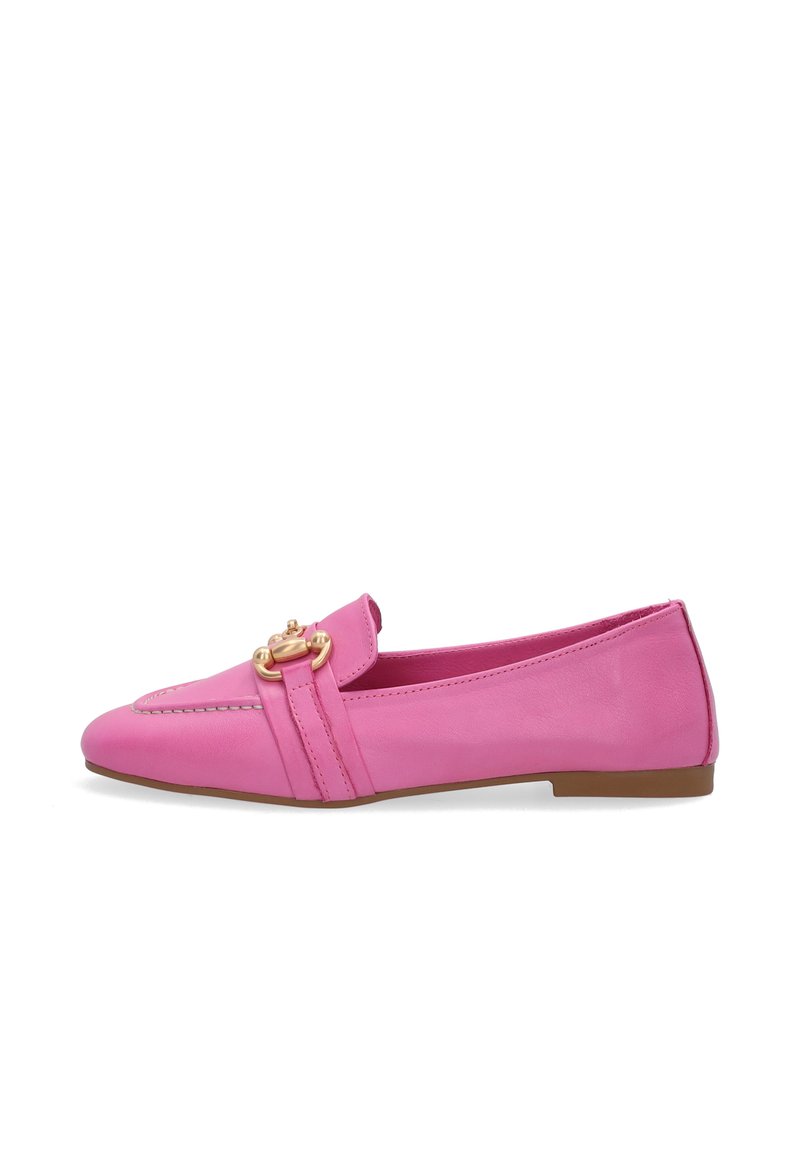 Roze leren platte schoen met een ronde neus, voorzien van een decoratieve gouden hardware-accent en stikseldetails op de bovenkant.