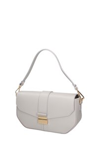 Borsa a mano grigia chiara con forma rettangolare, texture in pelle liscia, pattina frontale e dettagli in metallo dorato. Fibbia regolabile attaccata.