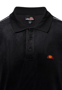 Schwarzes Poloshirt mit einer Knopfleiste aus drei Knöpfen, geripptem Kragen und gesticktem Logo mit roten und orangefarbenen Akzenten. Glatte Stofftextur.