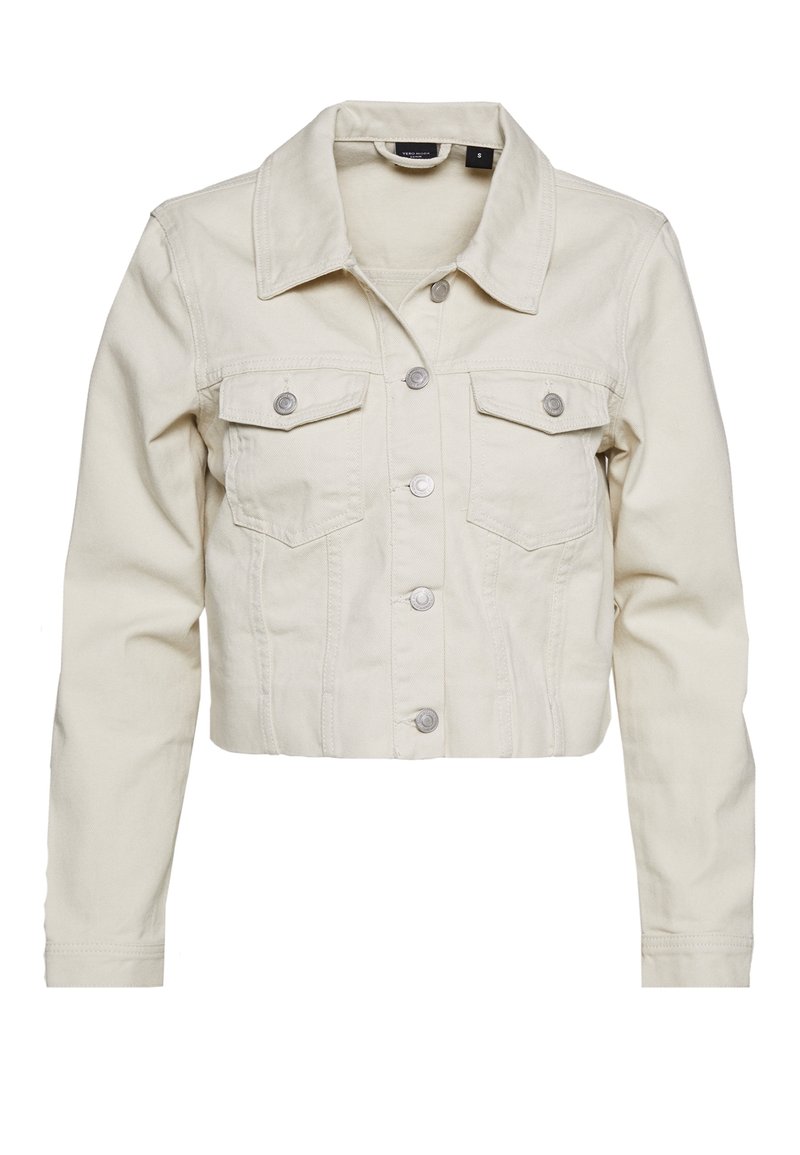 Chaqueta de mezclilla beige recortada con botones a presión plateados, dos bolsillos en el pecho y un cuello estructurado. Textura suave y diseño ajustado.