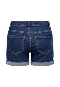 Short en denim bleu avec ourlets roulés et deux poches arrière, vu de dos, fond blanc uni.