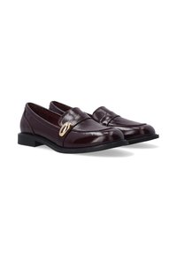 Bordeauxleder Slipper mit flacher schwarzer Sohle, dekorativem goldfarbenem Hardwareakzent und runder Zehenpartie.
