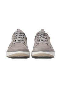 Pár šedých semišových tenisek na šněrování s bílými gumovými podešvemi, zobrazených zepředu na bílém pozadí.