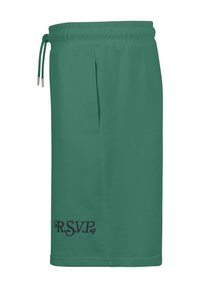 Groene shorts gemaakt van zachte stof met een elastische tailleband en een verstelbaar trekkoord. Heeft een geborduurd "R.S.V.P" detail aan de zoom.