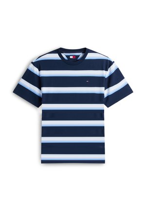 T-shirt bleu marine avec des rayures horizontales blanches et bleu clair ainsi qu'un petit logo drapeau Tommy Hilfiger sur la poitrine.
