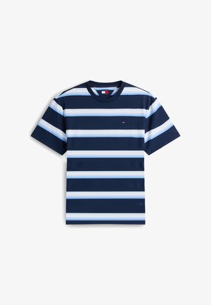 T-shirt bleu marine avec des rayures horizontales blanches et bleu clair ainsi qu'un petit logo drapeau Tommy Hilfiger sur la poitrine.