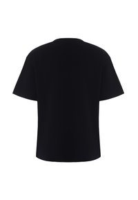 T-shirt noir à manches courtes avec une coupe décontractée, col rond et texture lisse. Pas de motifs visibles ni de détails matériels.