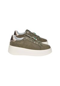 Sneakers basse in suede verde con suola in gomma bianca e dettagli metallici color rame sul tallone. Presentano decorazioni per i lacci.