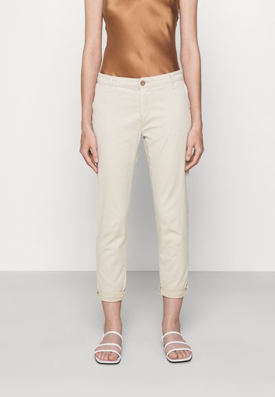 Pantaloni cropped bej, cu croi drept, realizați dintr-un material moale, având închidere frontală cu buton și manșete răsfrânte.