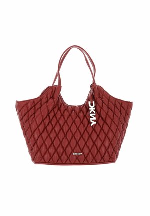 Sac à main en cuir rouge matelassé avec double poignée et logo DKNY argenté ainsi qu’un charm sur le devant.