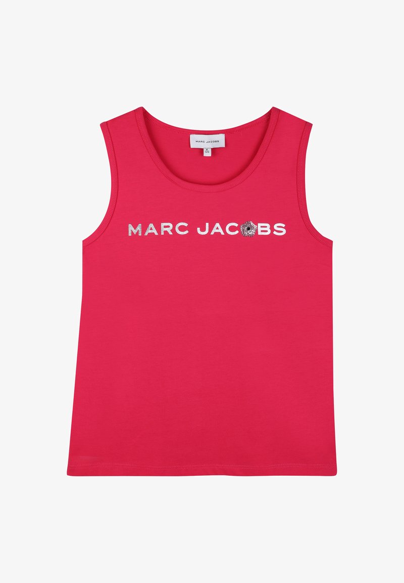 Débardeur rose en coton, avec un col rond et un texte blanc audacieux "MARC JACOBS" accompagné d'un élément décoratif.