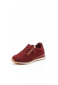 Sneakers rossi in suede con design texturizzato, dotati di una cerniera laterale, punta rotonda e suola bianca a contrasto.