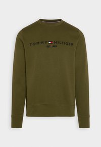 Felpa verde oliva con collo rotondo e maniche lunghe. Presenta il testo ricamato "TOMMY HILFIGER" e un piccolo logo sopra. Tessuto morbido.