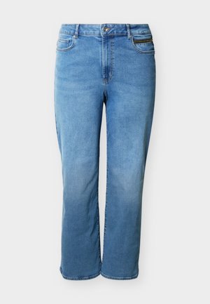 Jeans en denim bleu clair à jambe droite avec bouton frontal, fermeture éclair, poches avant et arrière, et une petite poche zippée sur le côté droit avant.