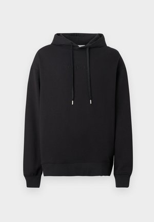 Μαύρη φούτερ μπλούζα με κουκούλα, φτιαγμένη από μείγμα βαμβακιού, διαθέτει μπροστινή τσέπη, κορδόνια με μεταλλικές άκρες και διακριτό ανάγλυφο λογότυπο.