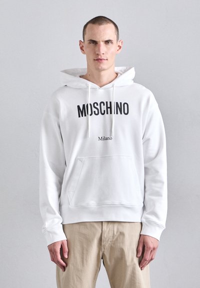 Fehér pamut kapucnis pulóver nagy fekete "MOSCHINO" logóval és kisebb "Milano" felirattal, kenguru zsebbel és húzózsinóros kapucnival.
