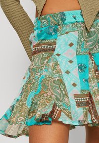 ONLY Falda acampanada - green