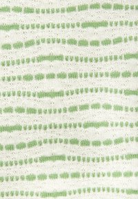 Strickstoff in Weiß mit grünen horizontalen Streifen. Verfügt über strukturierte Muster und kleine offene Maschen, die ein geschichtetes Erscheinungsbild erzeugen.