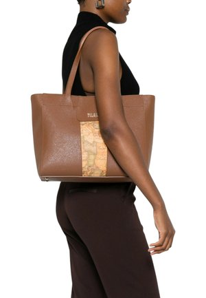 Borsa a tracolla marrone con finitura in pelle testurizzata, pannello con motivo a mappa, due spallacci e chiusura con zip nella parte inferiore.