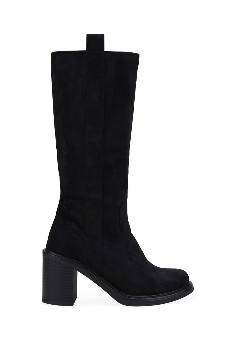 Botte haute en daim noir jusqu'au genou avec un bout carré et un talon carré. Présente des panneaux latéraux en élastique et une languette pour un enfilage facile.