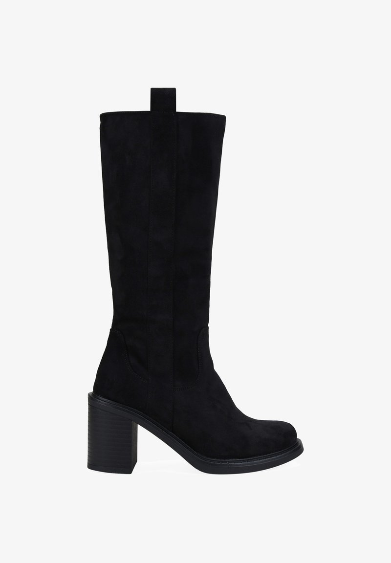 Botte haute en daim noir jusqu'au genou avec un bout carré et un talon carré. Présente des panneaux latéraux en élastique et une languette pour un enfilage facile.